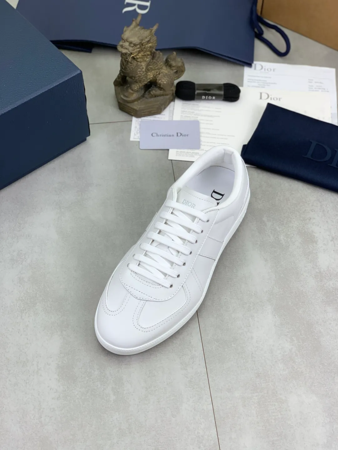 Men's men's shoes 💰P542 New Dior B01 top version of moral training shoes! ! ! White first-layer cowhide, fully oiled upper, original TPU molded outsole. New to the Fall 2025 collection, this sneaker marks the return of Dior’s classic style, reinterpreted in a stylish and elegant silhouette. Crafted from white smooth first-grain cowhide with a tonal silk sheepskin lining, it features the Dior logo on the tongue and inner sides, and a CD icon on the heel. Paired with Tpu anti-slip soles of the same color, it can be matched with various styles to create a sophisticated look.  Code number: 39-45 Complete package with airplane box